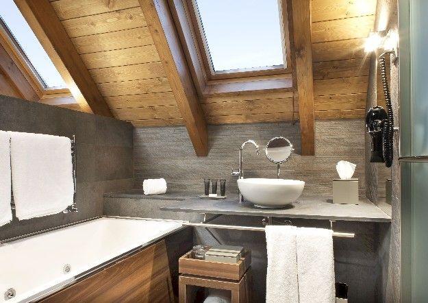 Skylights​ brighten⁣ up‌ your ‍inviting​ Chalet ⁤Bathroom retreat