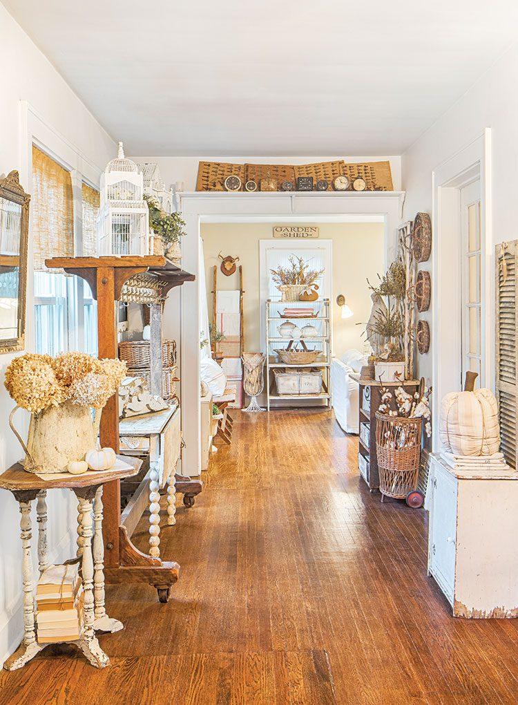 Vintage finds ⁤and ‍flea market ‍treasures lend authenticity to your Boho Living Room