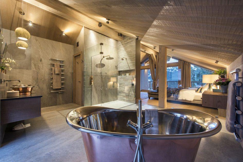 Large rain shower for a refreshing experience in your Chalet Bathroom