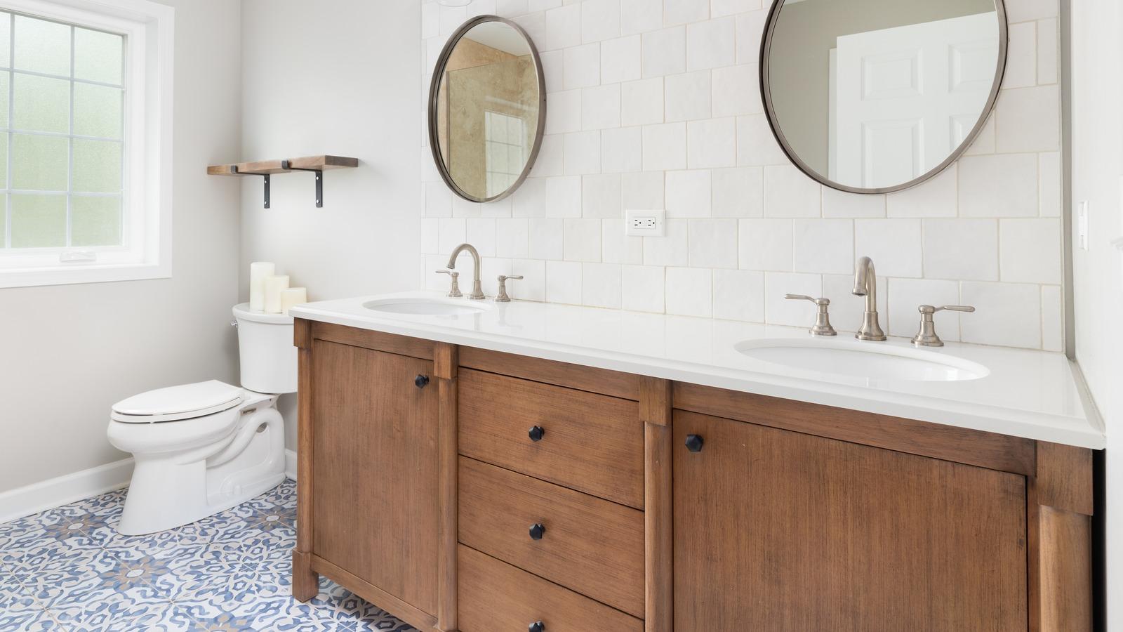 Add warmth to‌ your wooden bathroom with large planked wood⁤ flooring⁣ and soft ‍textiles