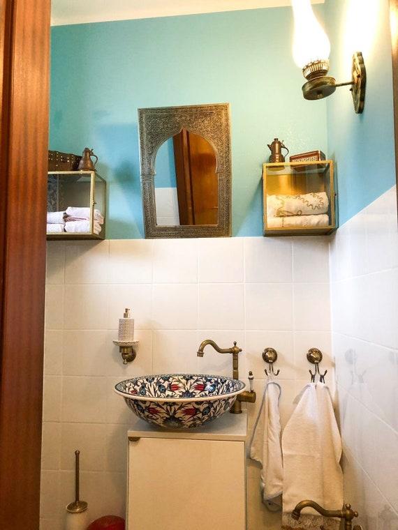 Personalize with handmade pottery ‌for ‌an artisanal ‍boho‍ bathroom look