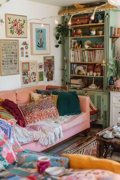 Use vintage suitcases as decorative elements in your⁢ Boho Living Room