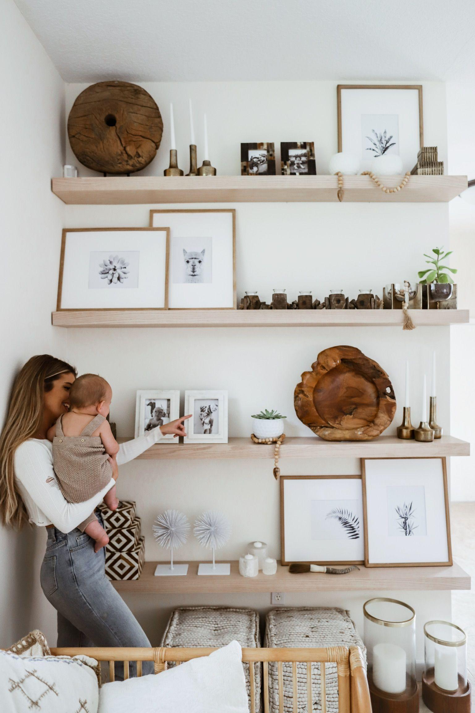 Embrace open shelving to showcase​ books and decorative ‍pieces in​ your ⁢Boho⁣ Living​ Room