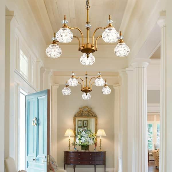 Incorporate​ a⁢ grand chandelier for⁢ an elegant touch in your Vintage Living Room