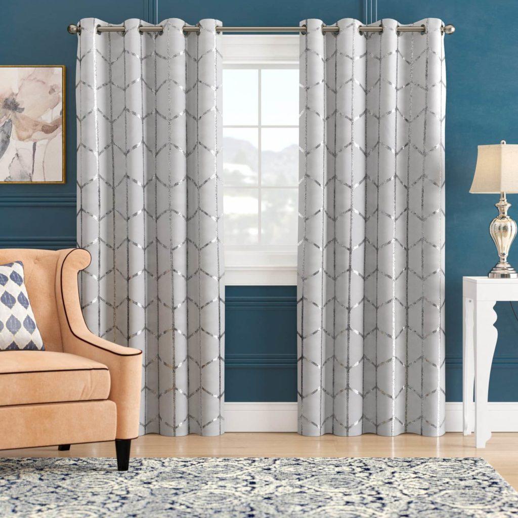 Use blue⁣ curtains to complement⁤ the overall color ⁤scheme