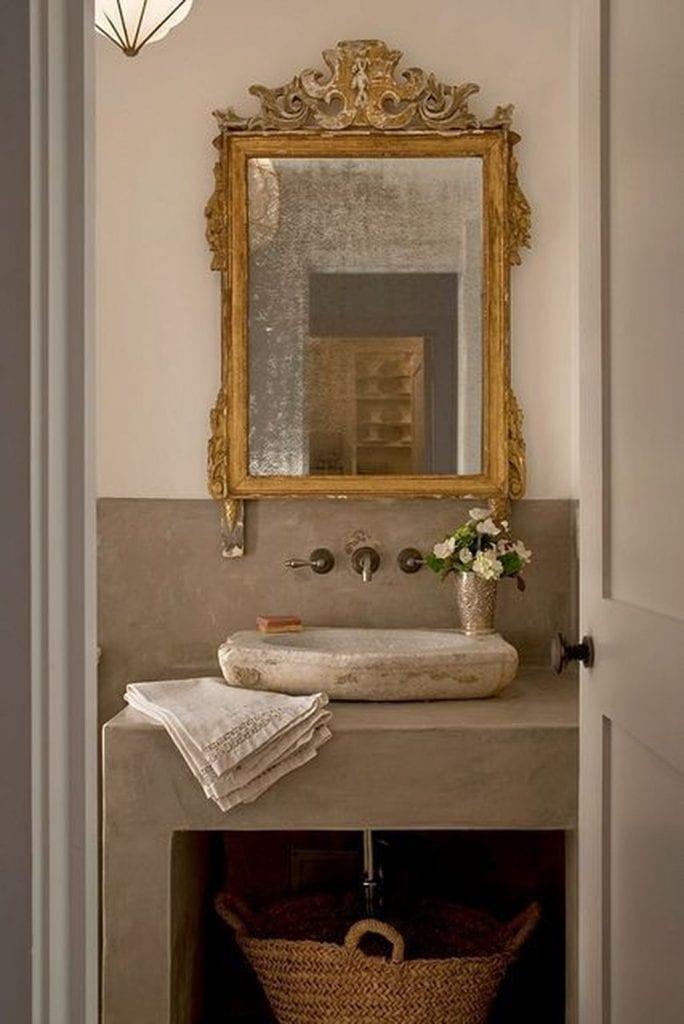 Incorporate vintage⁤ mirrors to add character and ⁢charm to ‍your eclectic bathroom