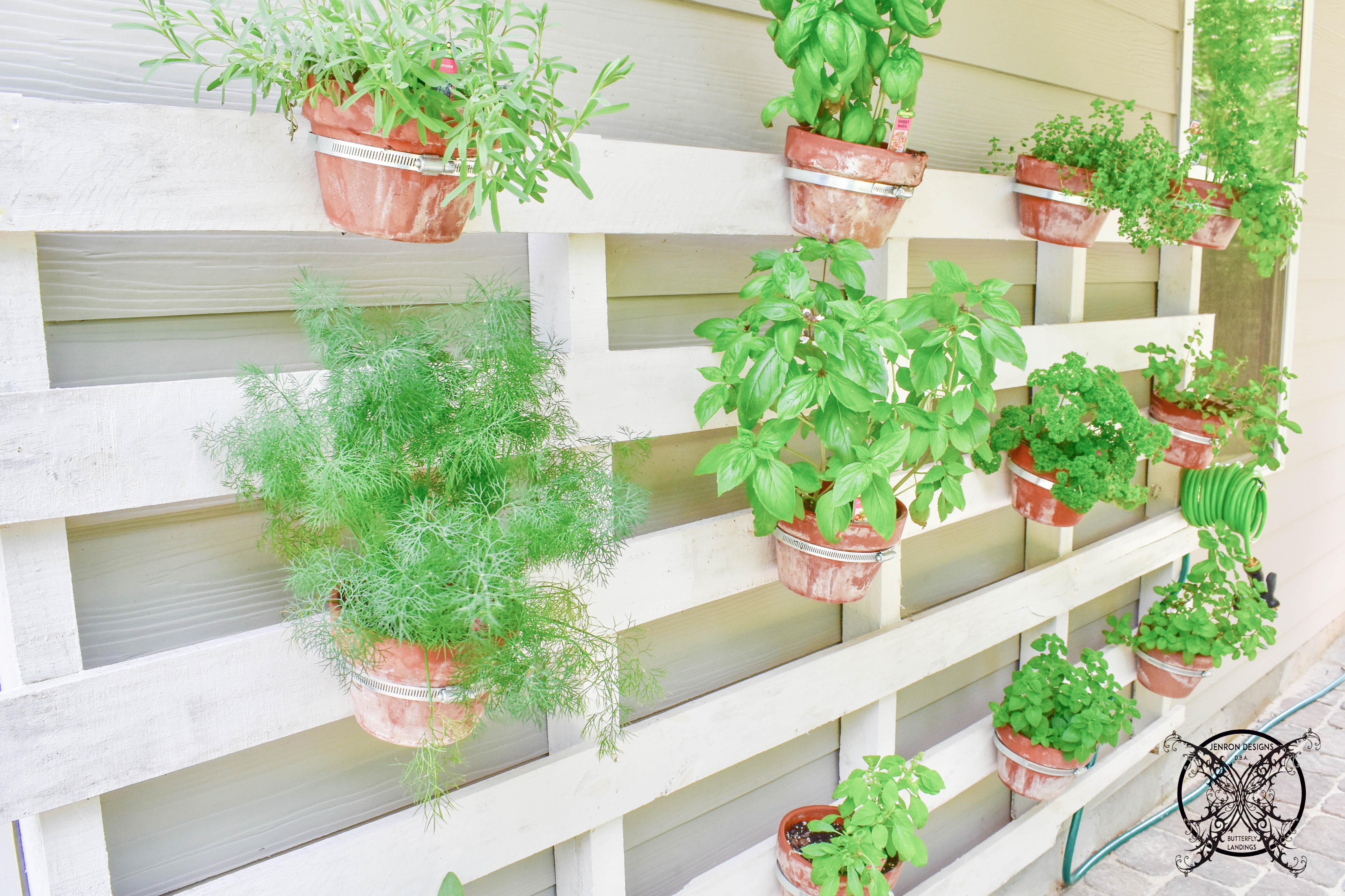 Vertical Pallet Garden: Space-saving solution ‌for urban‌ gardening ​enthusiasts