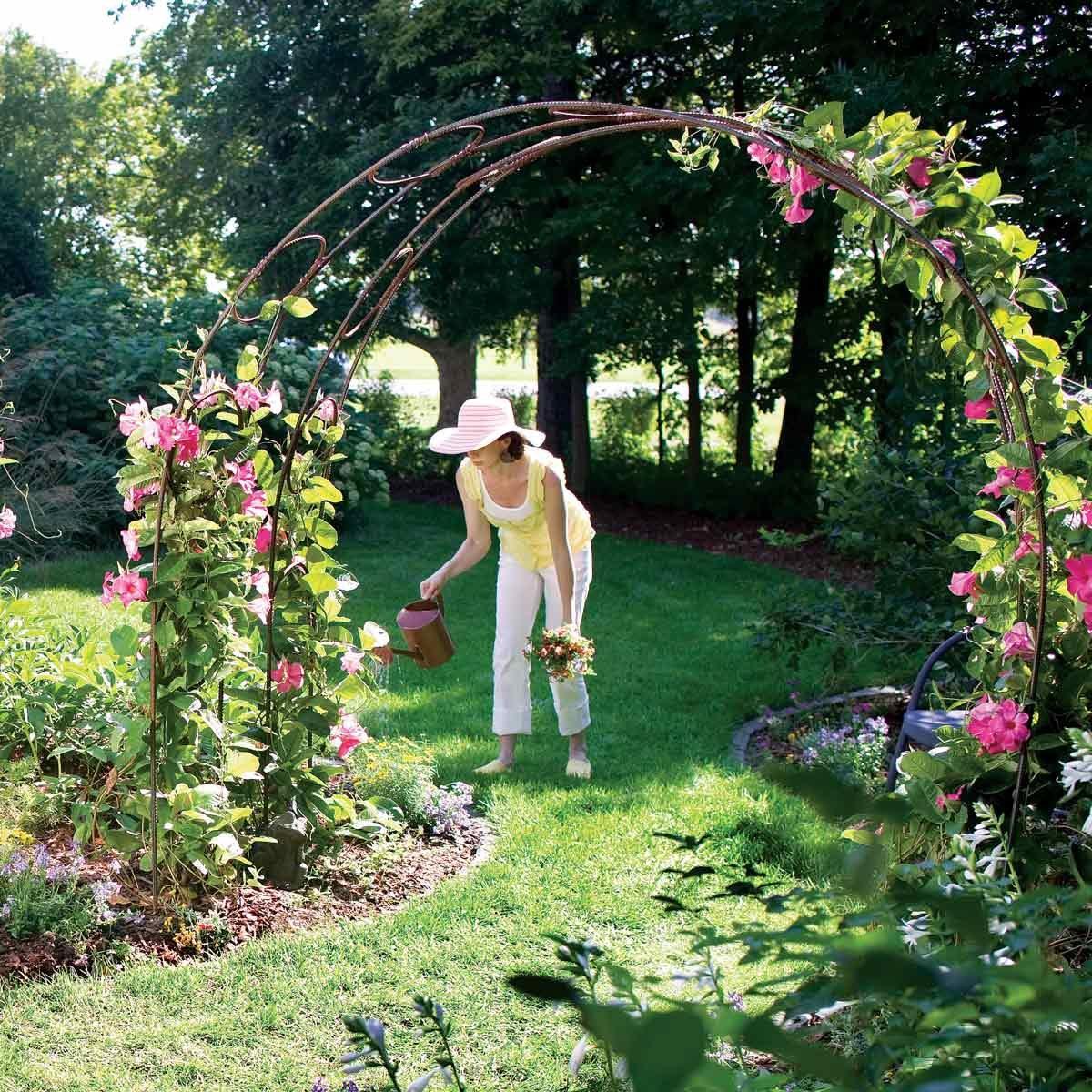 Arrange a flower archway for a picturesque backyard ⁤entrance