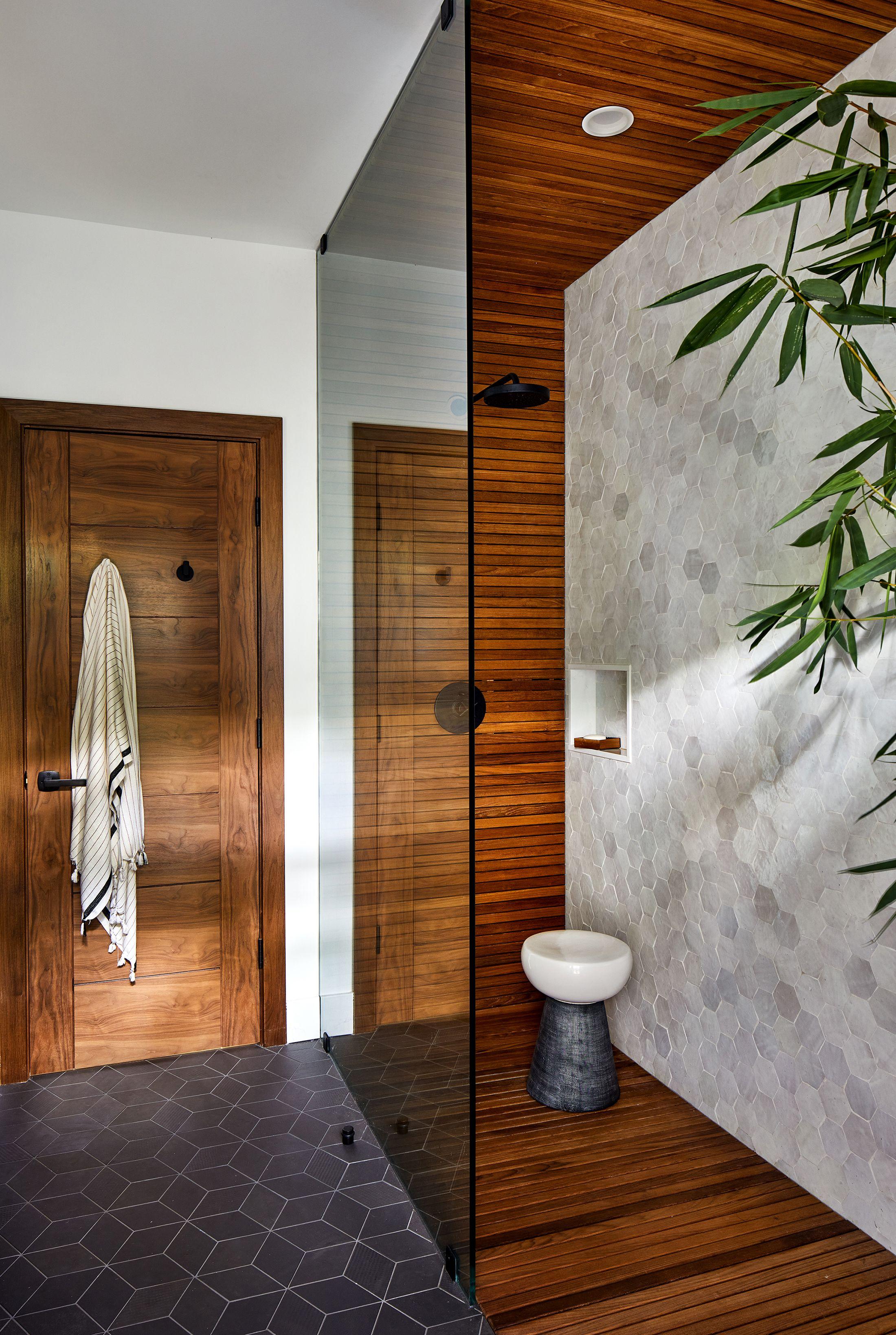 Create ​a wooden feature wall to highlight your wooden bathroom’s ⁣organic beauty