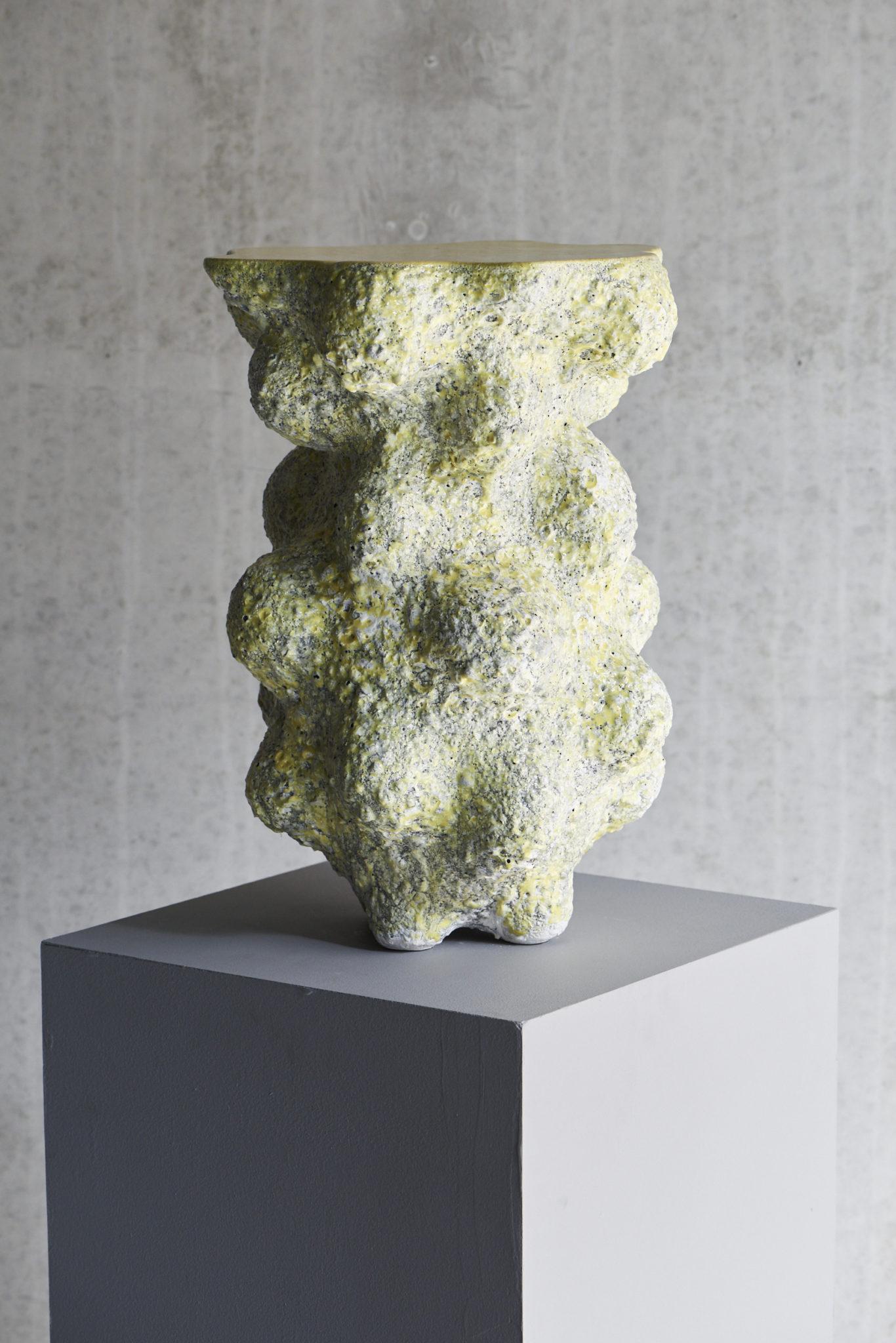 Select contemporary sculptures or⁢ decorative objects to showcase your personality in the space