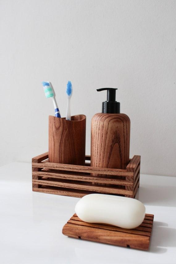 Use⁤ wood‌ tones in your bathroom accessories for a⁢ cohesive design look