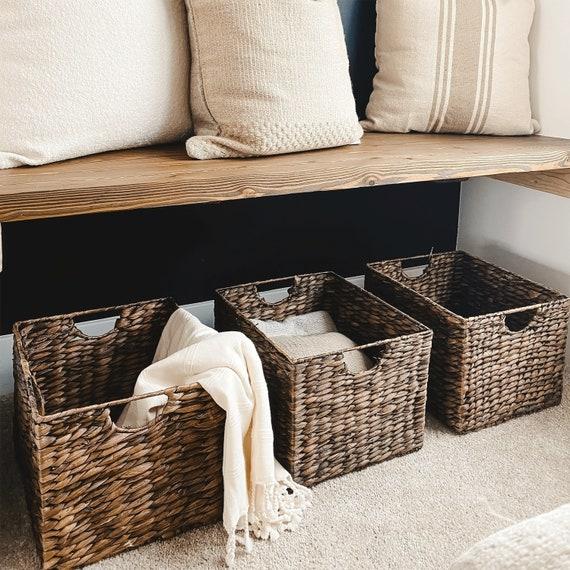 Use woven baskets⁤ for⁣ stylish organizational‌ solutions in your earthy⁤ living room