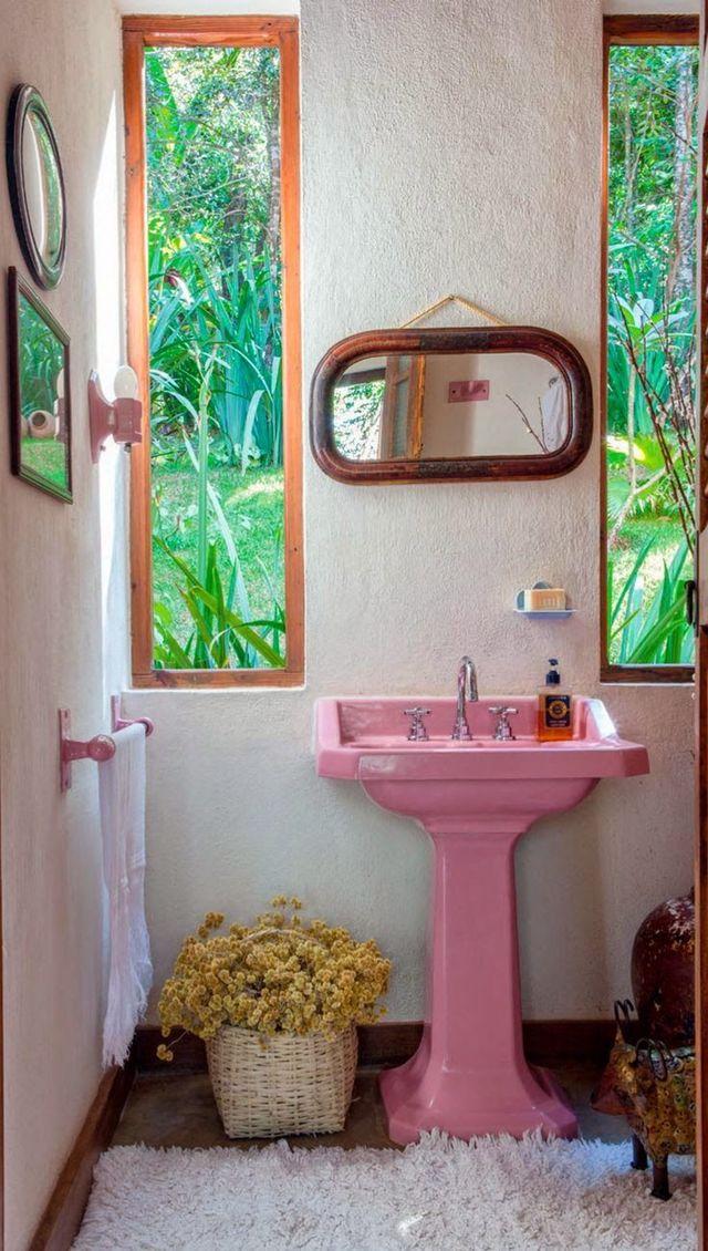 Vintage-inspired fixtures for timeless elegance in your boho bathroom