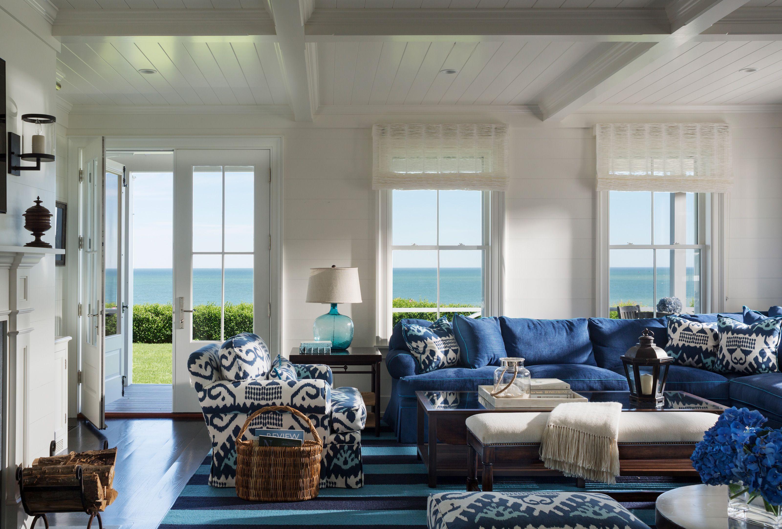 Highlight ‌architectural details with a striking blue living room ​palette