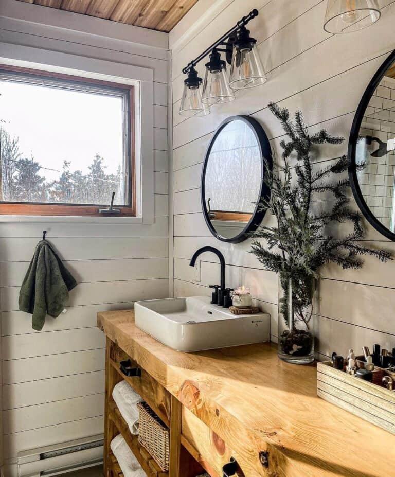 Use‌ shiplap ⁤walls to‍ achieve a classic farmhouse bathroom⁤ look