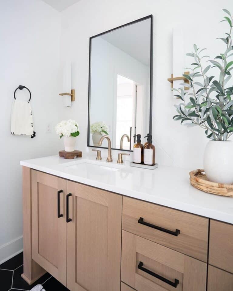 Opt for wooden cabinetry⁤ to‌ warm up your​ wooden bathroom with natural tones