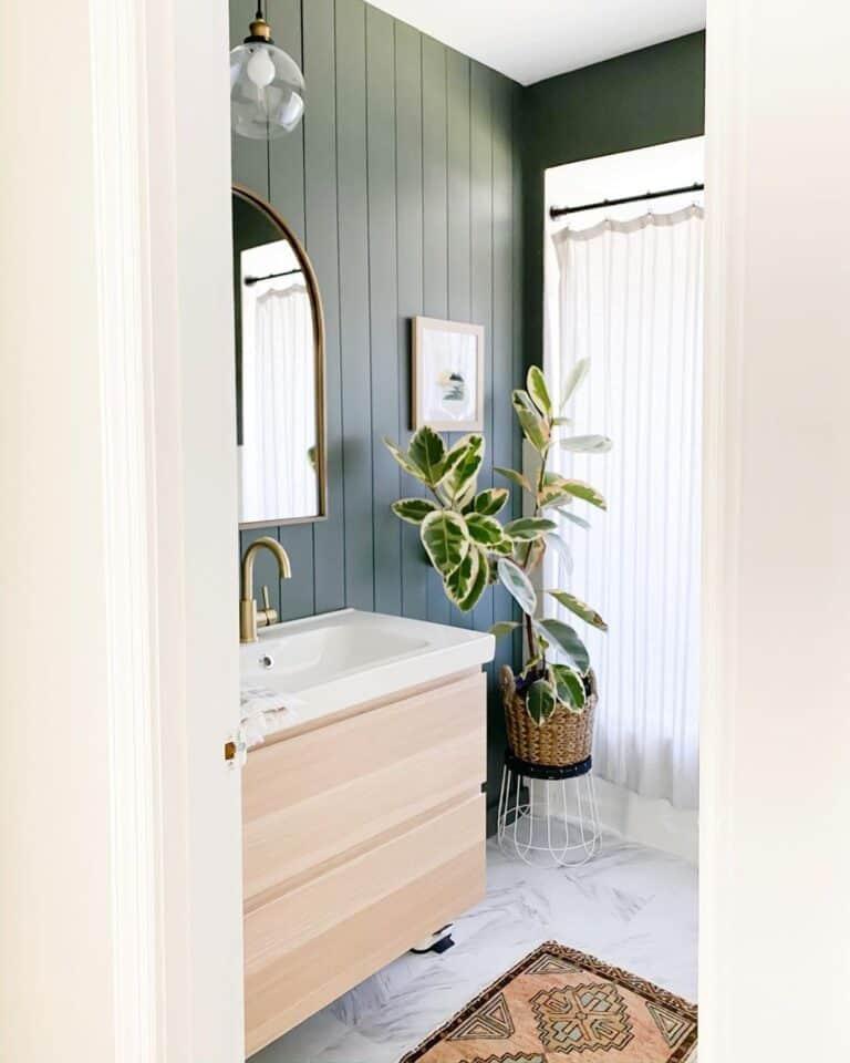 Create a spa-like retreat in ‍your wooden bathroom using natural ⁤wood ⁢finishes and greenery accents