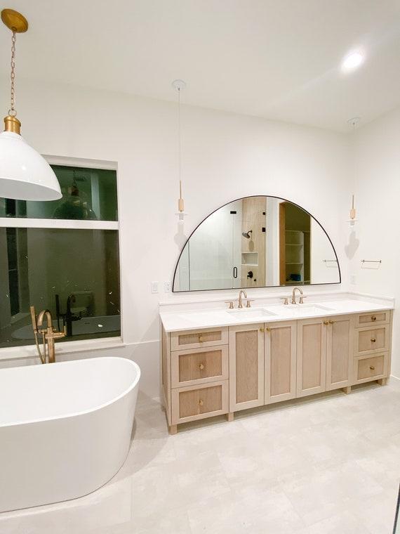 Hang an oversized mirror to enhance light in ‍your⁤ boho bathroom