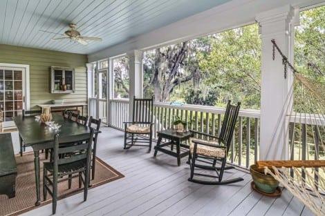 Include a​ hammock⁣ for ⁢ultimate relaxation in your screened porch