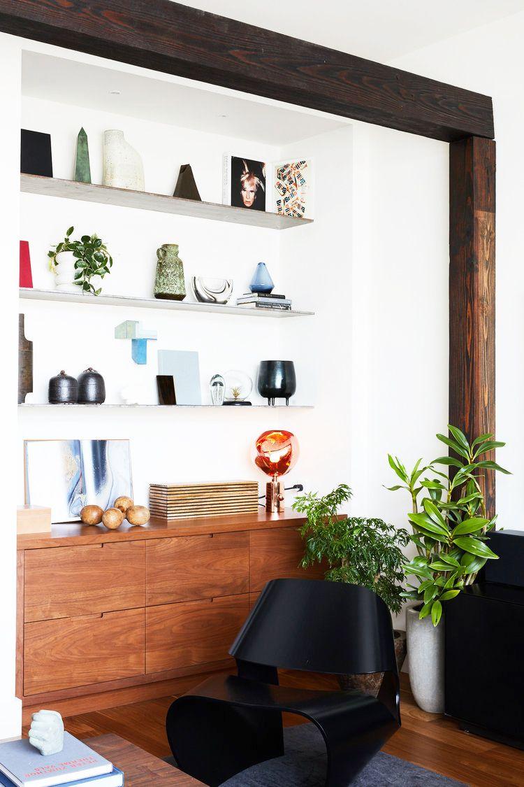 Layered ​shelves: Arrange ⁤books and trinkets creatively to personalize your eclectic living room