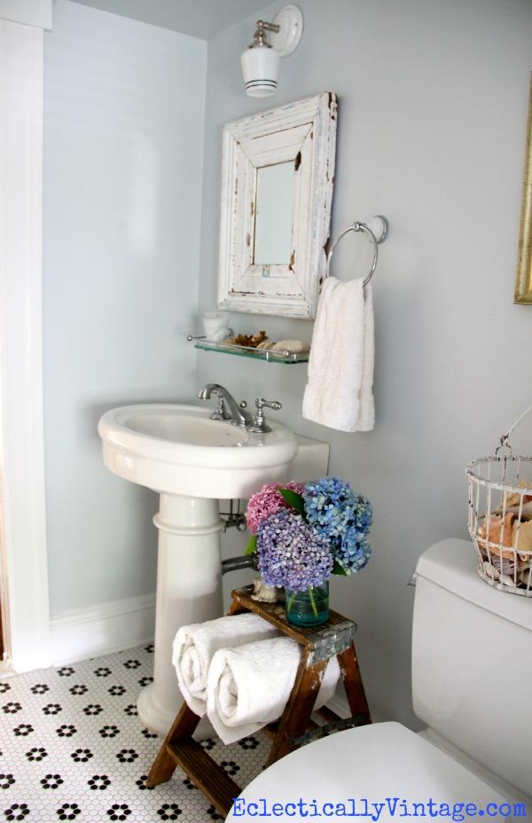 Include a vintage ladder for hanging towels, adding character to⁢ your ​farmhouse​ bathroom