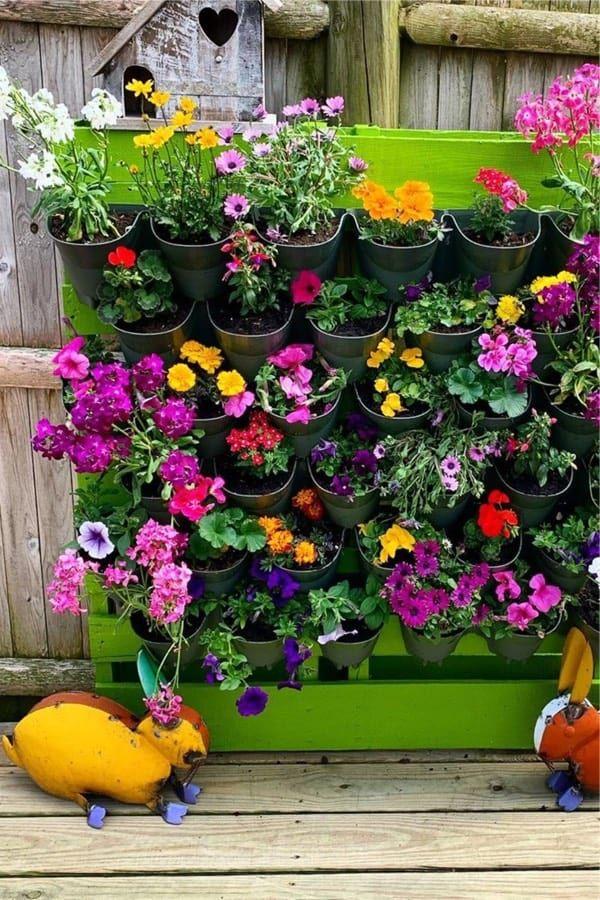 Colorful​ Pallet Garden: Bright flowers enhance your outdoor aesthetic