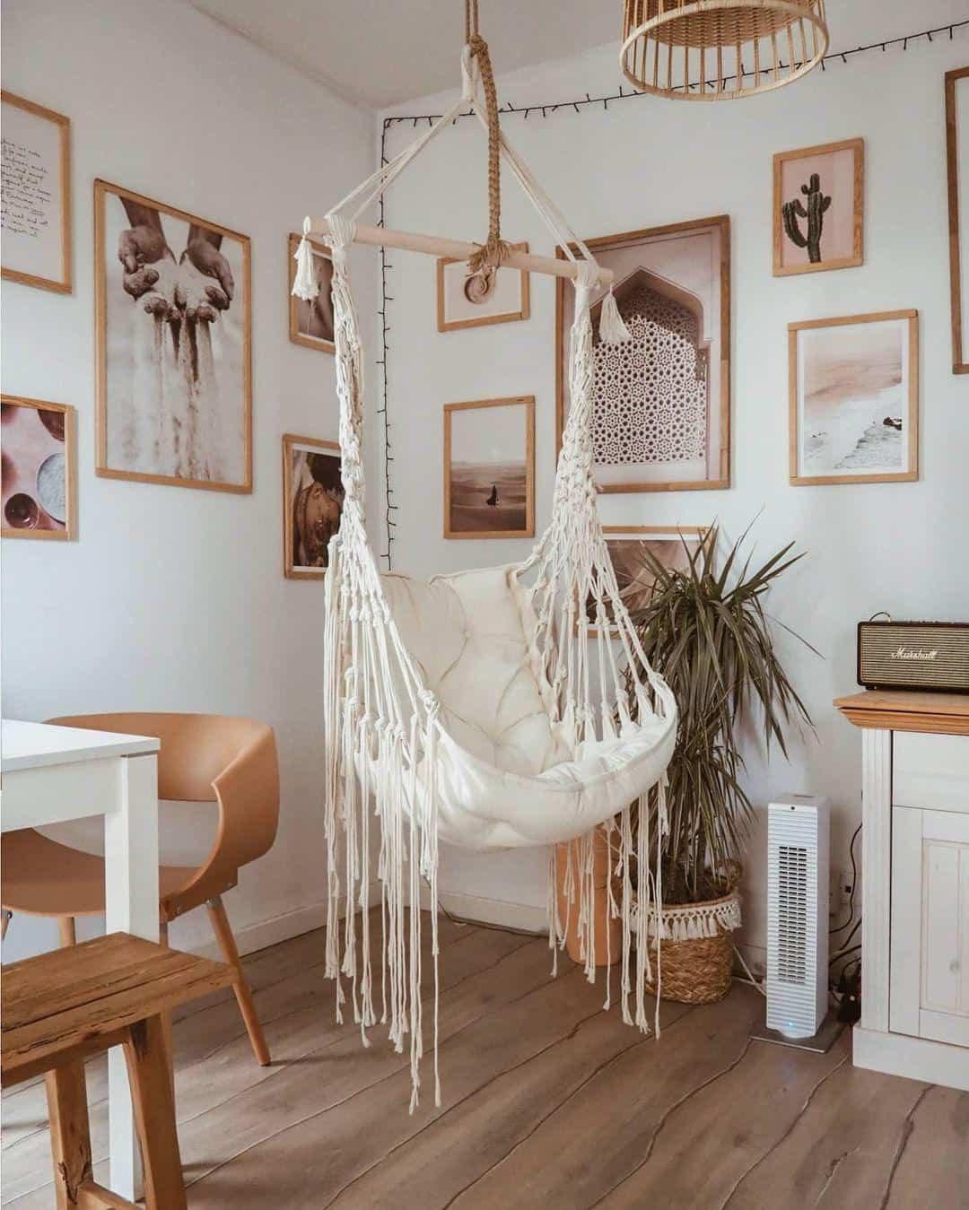 Incorporate a hammock chair for a fun seating option in your Boho Living ⁤Room