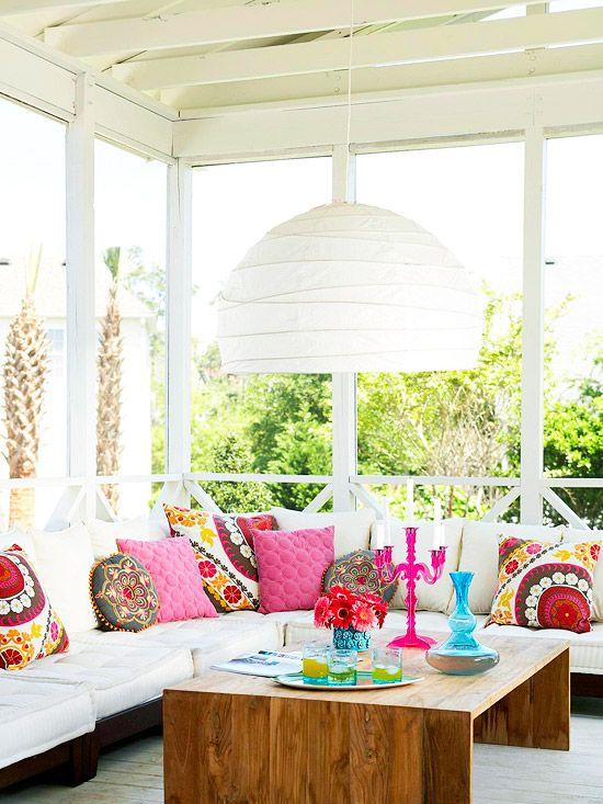 Use colorful cushions ⁣to brighten ​up your Screened⁢ Porch seating