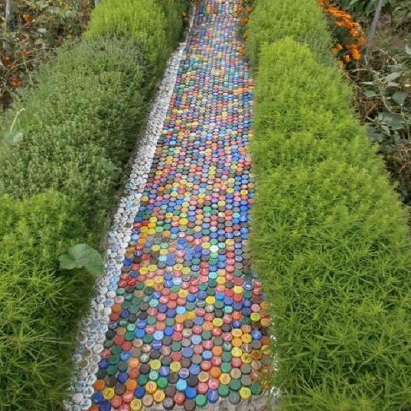 Create⁢ pathways using⁣ recycled materials in​ your backyard