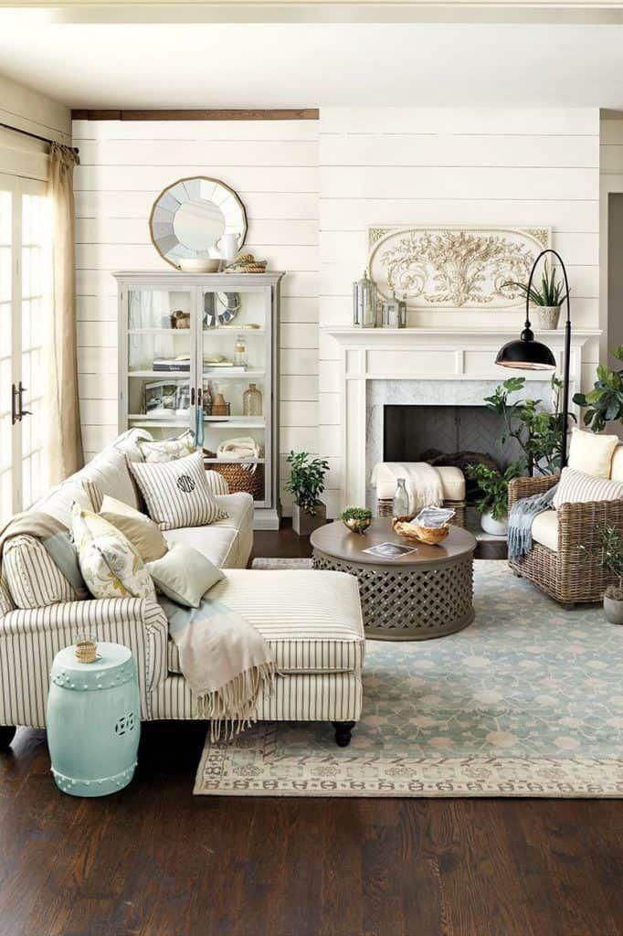 Farmhouse Chic Living Room: Soft linens and rustic treasures invite warm gatherings