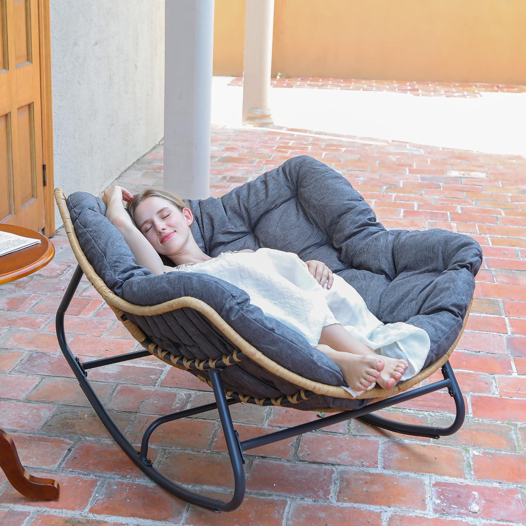 Set up a reading ‌nook with a ⁢comfy chair in your Screened Porch