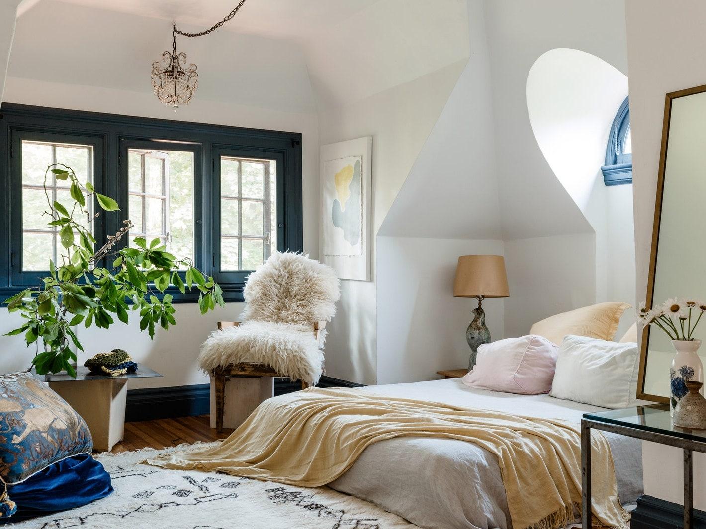 Romantic Bedroom: Add soft lighting​ and ⁣rich ​fabrics ‌for ultimate‍ coziness