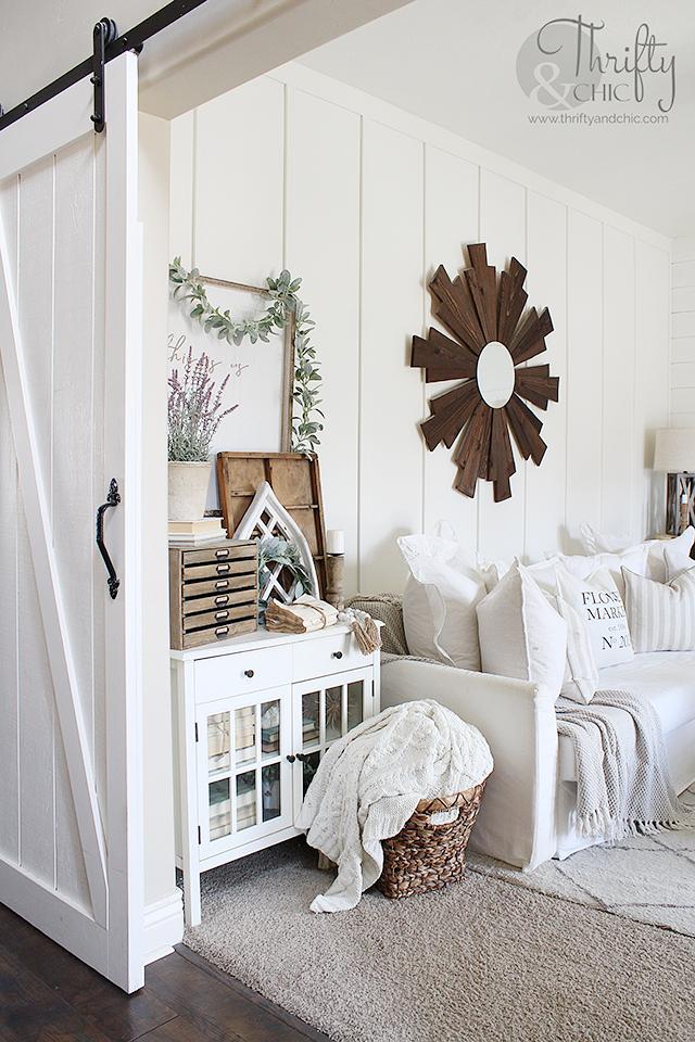 Farmhouse Fresh Living ‍Room: Inviting elements like shiplap and farmhouse⁣ furniture for comfort