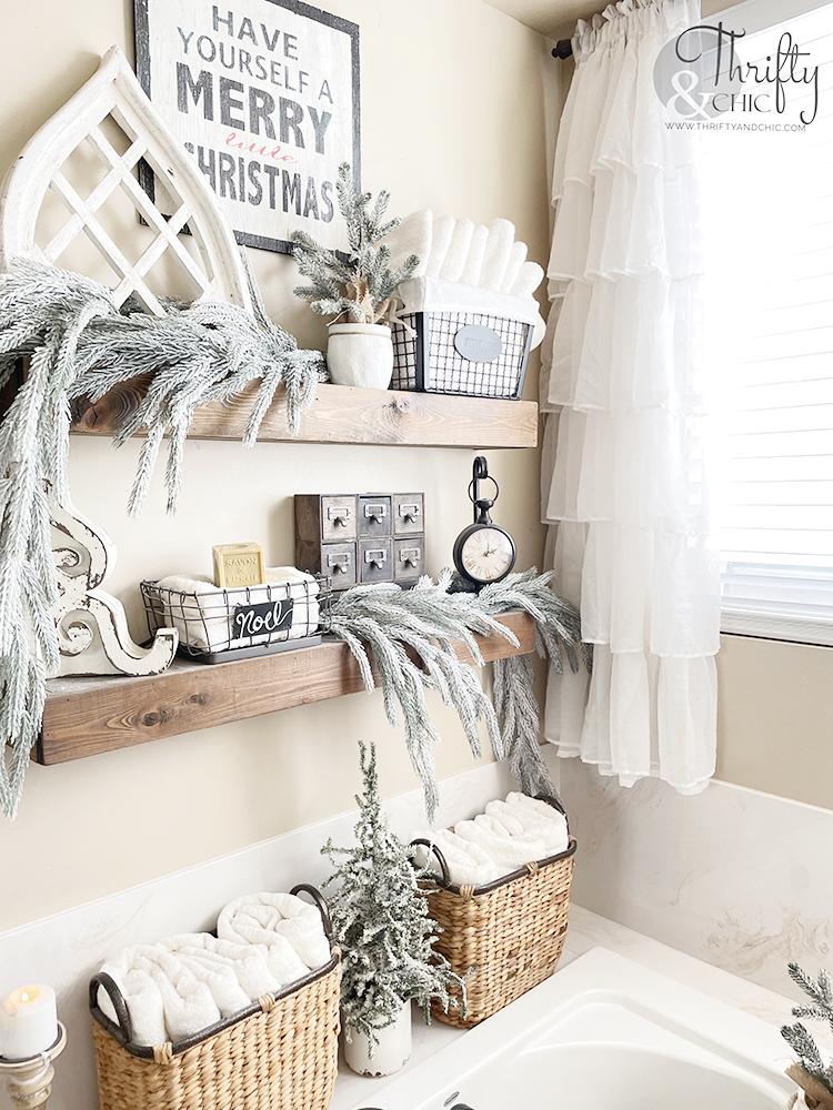 Design​ a cozy reading nook by the‍ window in⁣ your ⁣farmhouse bathroom