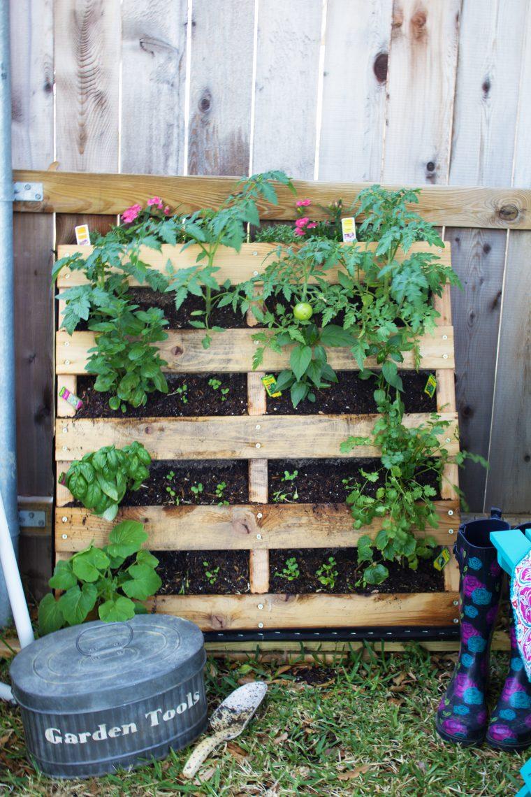 Vertical Pallet Garden: Maximize space ‌with ⁢creative vertical planting solutions