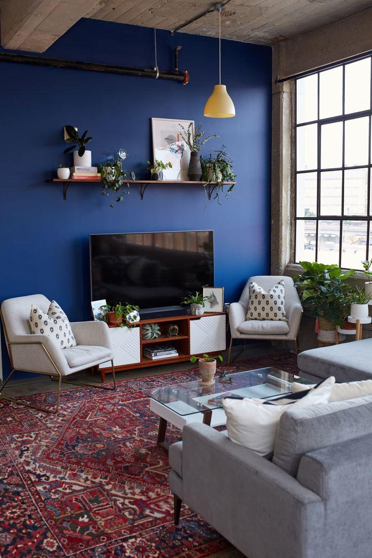 Choose a bold blue feature wall​ to create a focal ⁣point