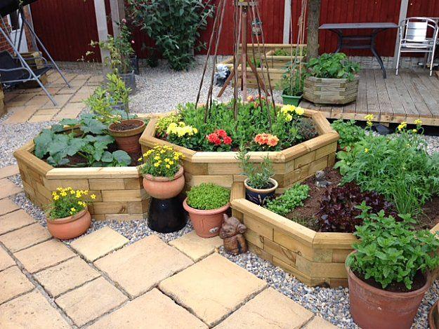 Use raised⁢ garden beds for easy⁣ gardening in your small backyard