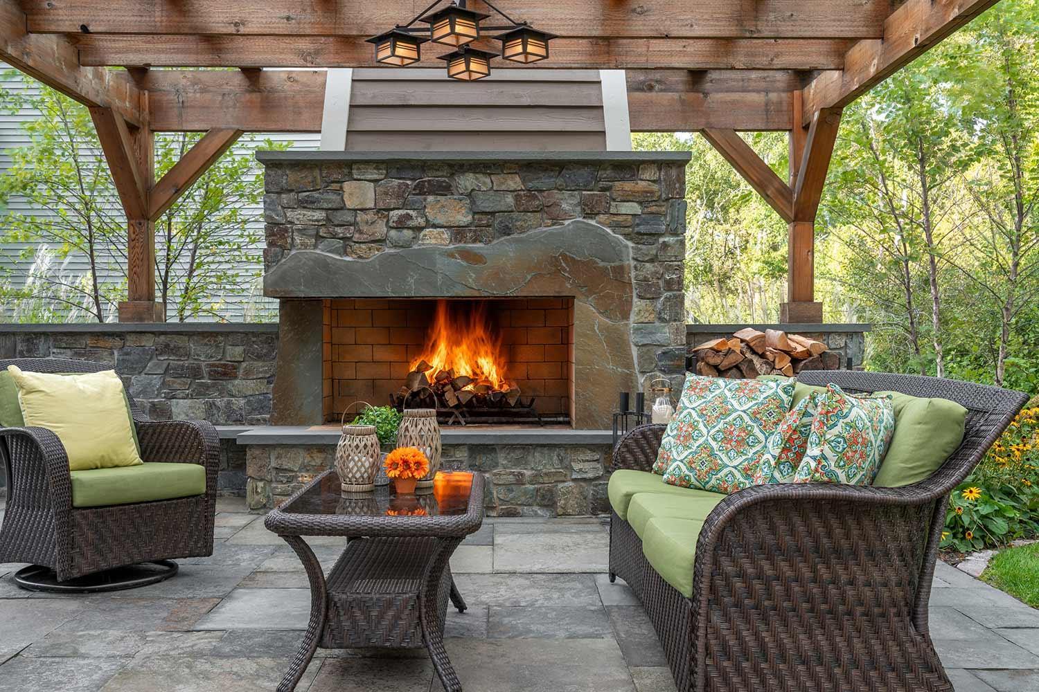 Incorporate a fireplace or ‍fire pit for‌ warmth ‌and ​ambiance in ⁤your earthy living room