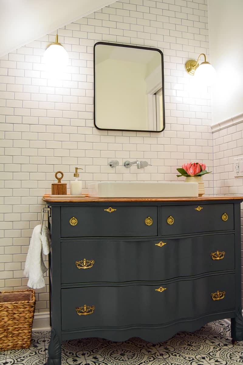 Mix vintage and modern fixtures‌ to ⁢create an ⁣eclectic bathroom charm