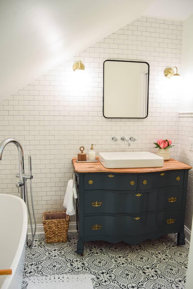 Incorporate an antique⁤ vanity to⁣ create⁣ a timeless touch in your eclectic bathroom