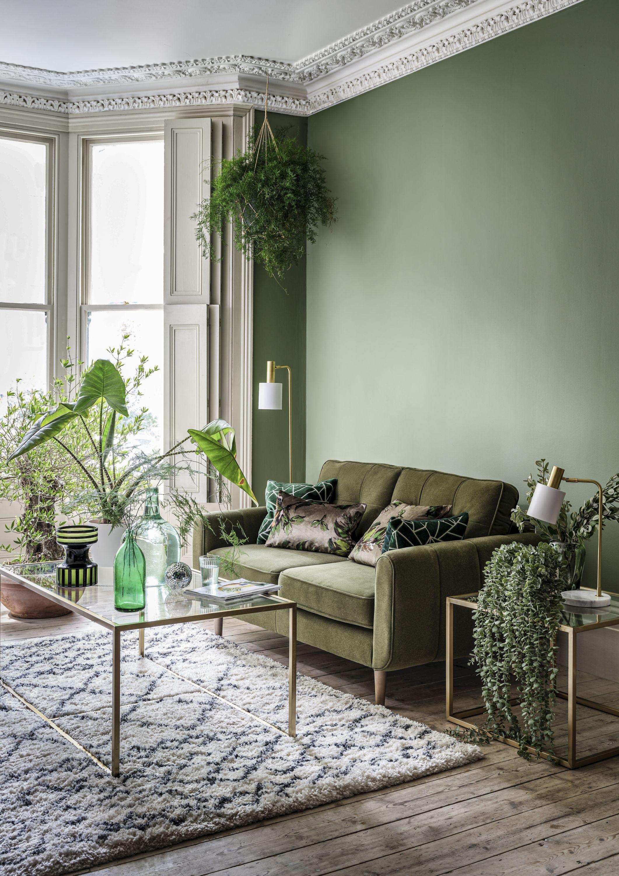 Opt for a⁢ green wall⁢ to make a stunning focal point in your Earthy Living Room