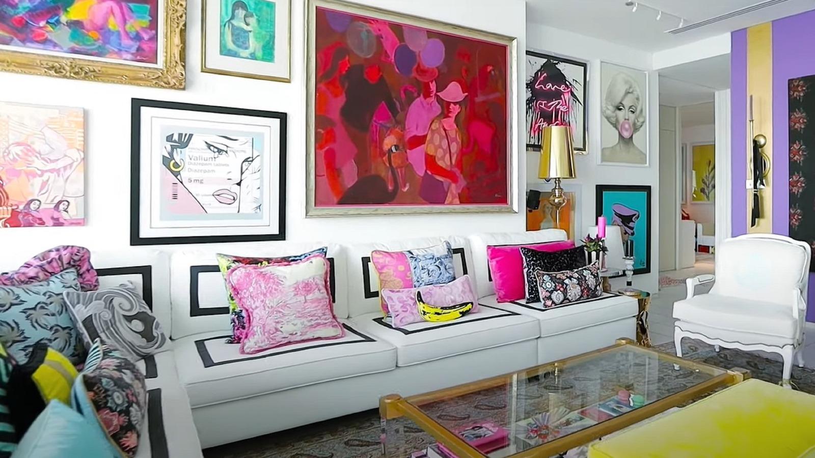 Playful Pop Art Living Room: Bright colors and ⁤bold prints energize ⁤your space