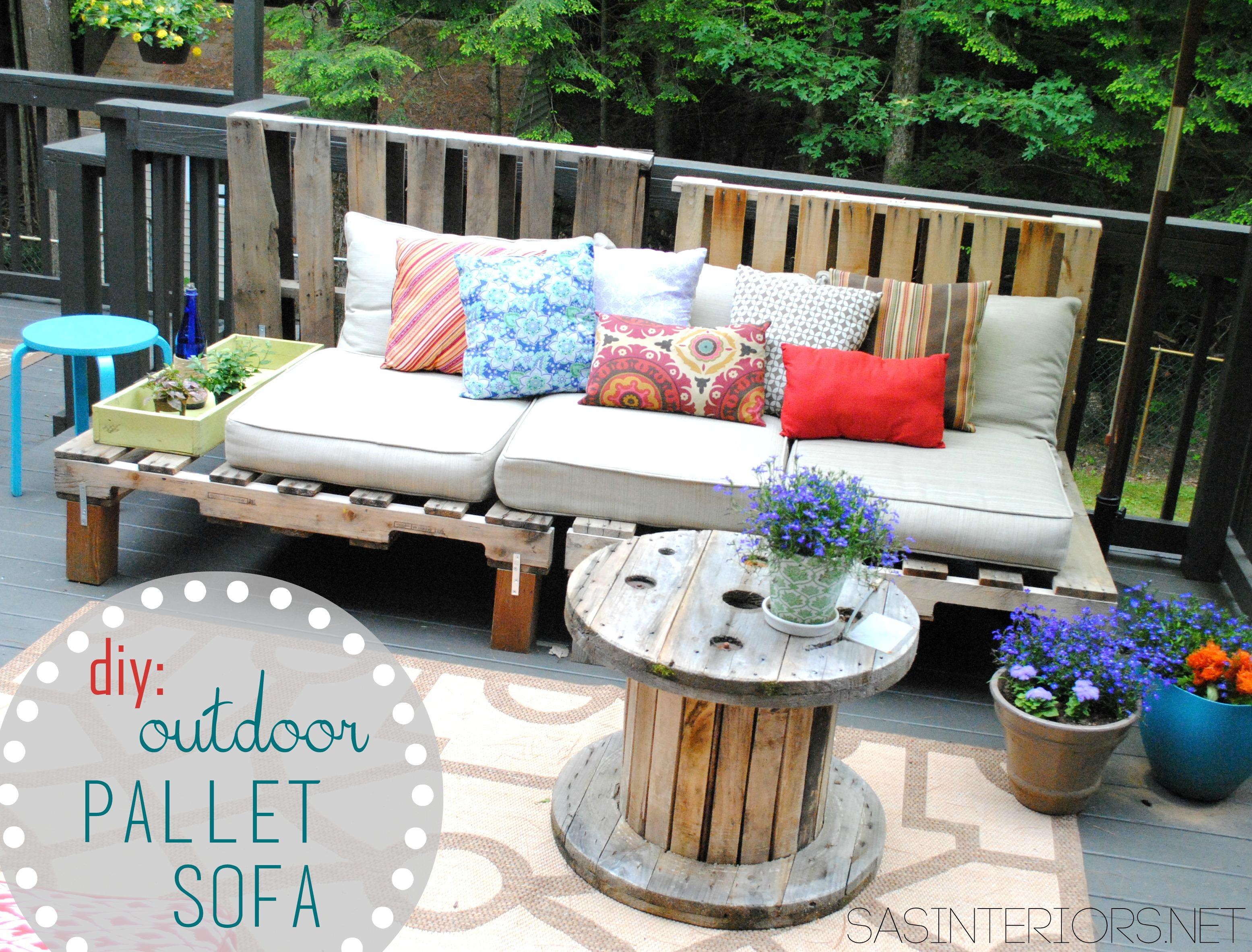 Pallet Garden Seating Area: Designate a social‌ space amidst floral beauty