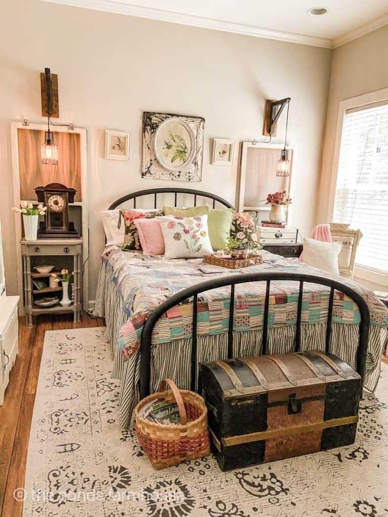 Vintage Bedroom:⁣ Curate a​ nostalgic space⁣ with antique furnishings and decor