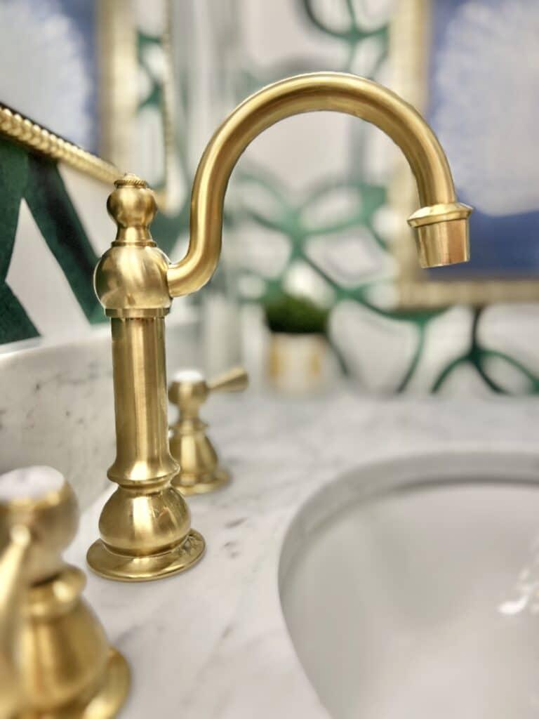 Choose a⁣ bold faucet ‍design⁢ as a feature in⁣ your eclectic ‍bathroom