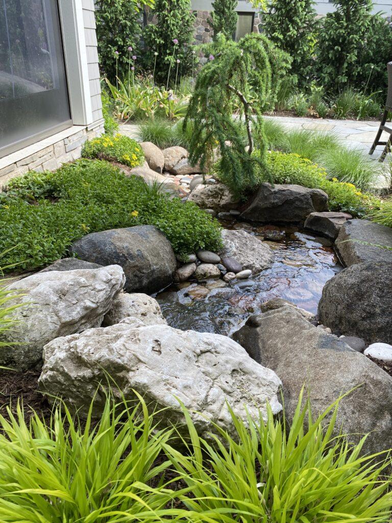 Build a stunning⁤ water feature for tranquility in your backyard