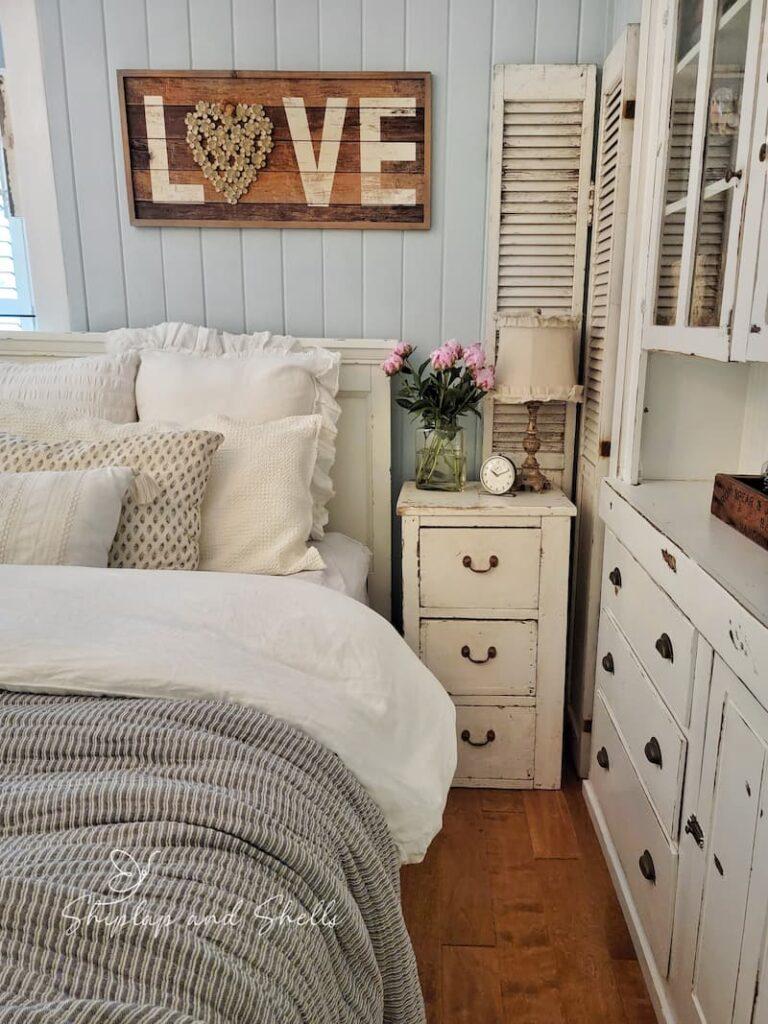 Farmhouse Bedroom: Shiplap walls and vintage decor embrace country charm