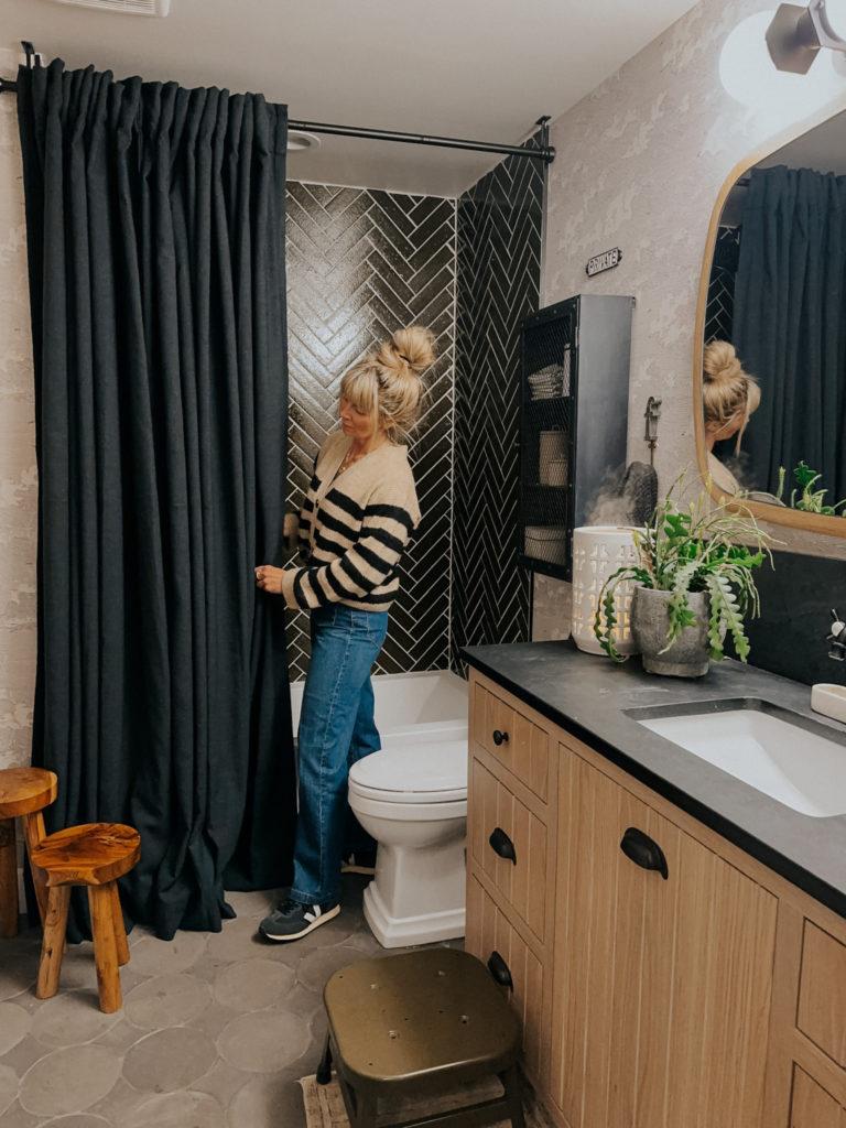 Install floor-to-ceiling curtains for a dramatic and cozy effect in your eclectic⁢ bathroom