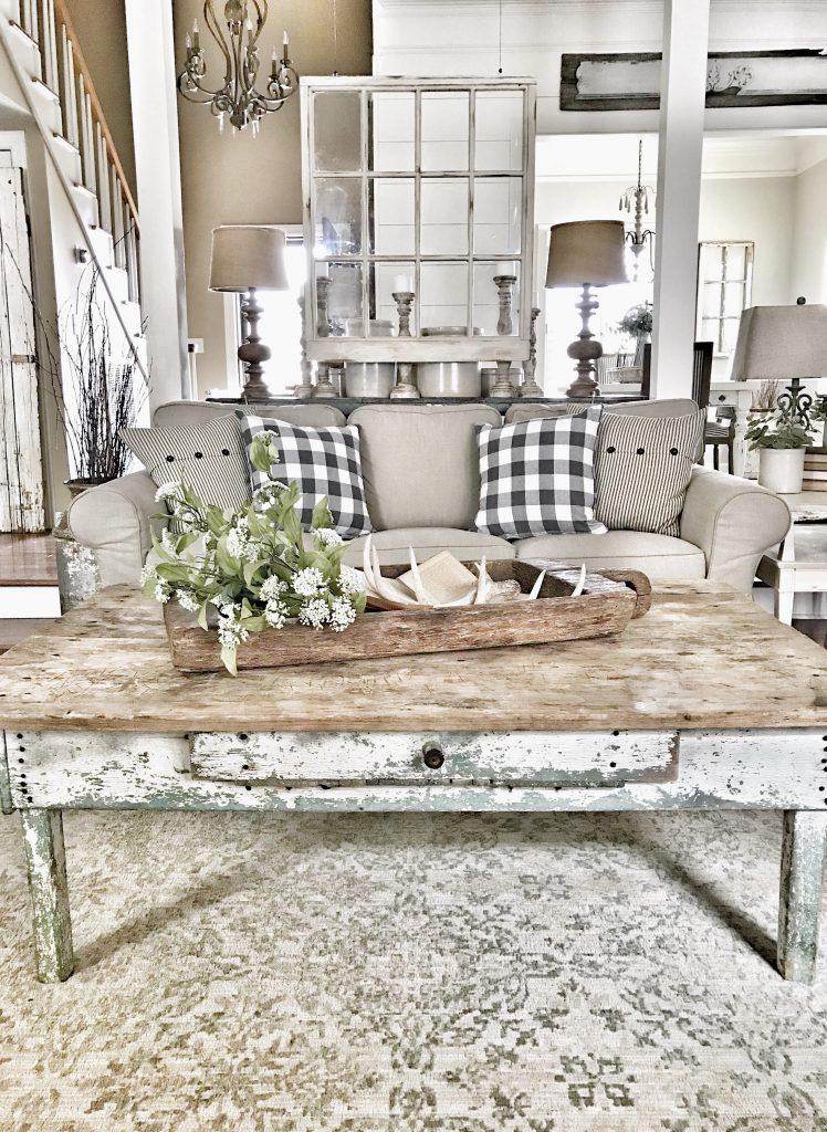 Introduce a vintage coffee table for a striking ⁤centerpiece in ‌your vintage‌ living room