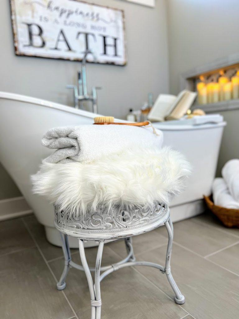 Design a cozy nook with a comfy chair for relaxation⁣ in your eclectic bathroom